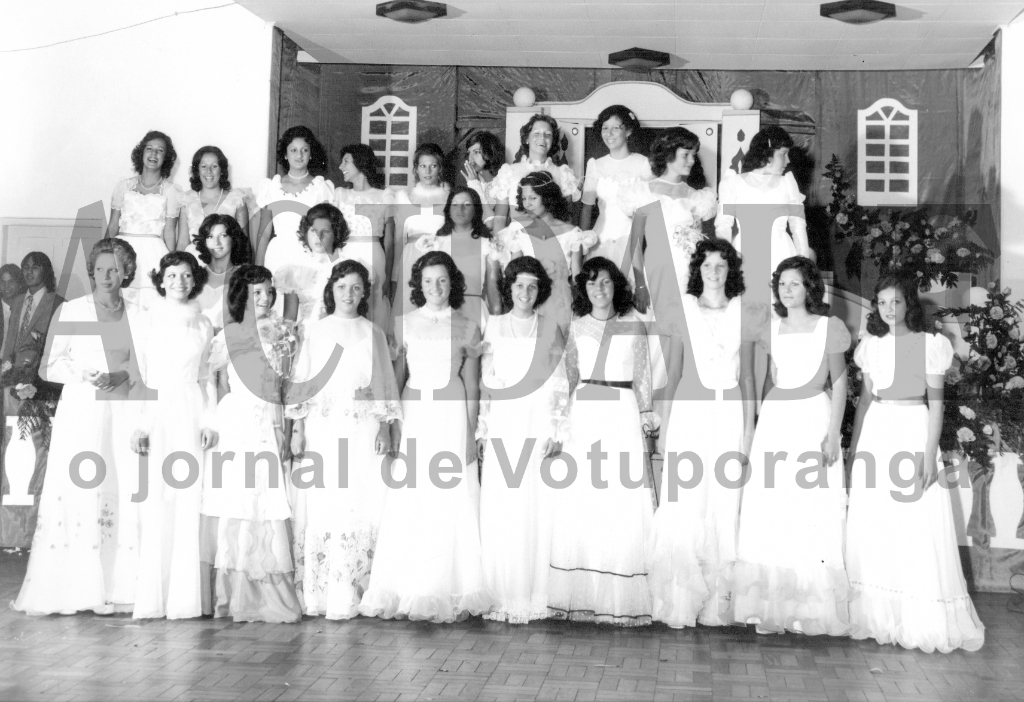 Uma foto espetacular apresentando no palco do Votuporanga Clube, as debutantes dos anos 70. Veja a decoração especial do clube para o Baile de Gala. Como era exigência para o evento, o branco era privativo das debutantes. Esta promoção fazia parte do calendário anual do VotuClube. Sempre muito concorrida, com o devido glamour, o “Baile das Debutantes” tinha como atração principal o “galã da novela das 9”, além da animação musical com as melhores bandas que percorriam o país. Quem viu, jamais esquece.

***Confira mais desta coluna em nossa edição impressa e online para assinantes.
