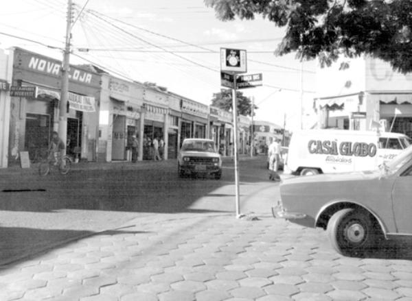 Rua Amazonas - Um aspecto da rua Amazonas nos anos 80. É o ponto da esquina com  a praça cívica. Na direita, onde hoje está instalada uma casa lotérica, funcionava a Casa Globo Tecidos de propriedade de Luiz Augusto Oliveira que nesta semana vai assumir a presidência da Associação Comercial. Naquele prédio já foi também as Casas Jaraguá (nos anos 60) e a Ki-Delícia (nos anos 70). A Casa Globo hoje mantém suas atividades na rua Pernambuco. E a rua Amazonas está remodelada com uma visão muito mais atraente do que nos mostra a foto.Foto - arquivo.