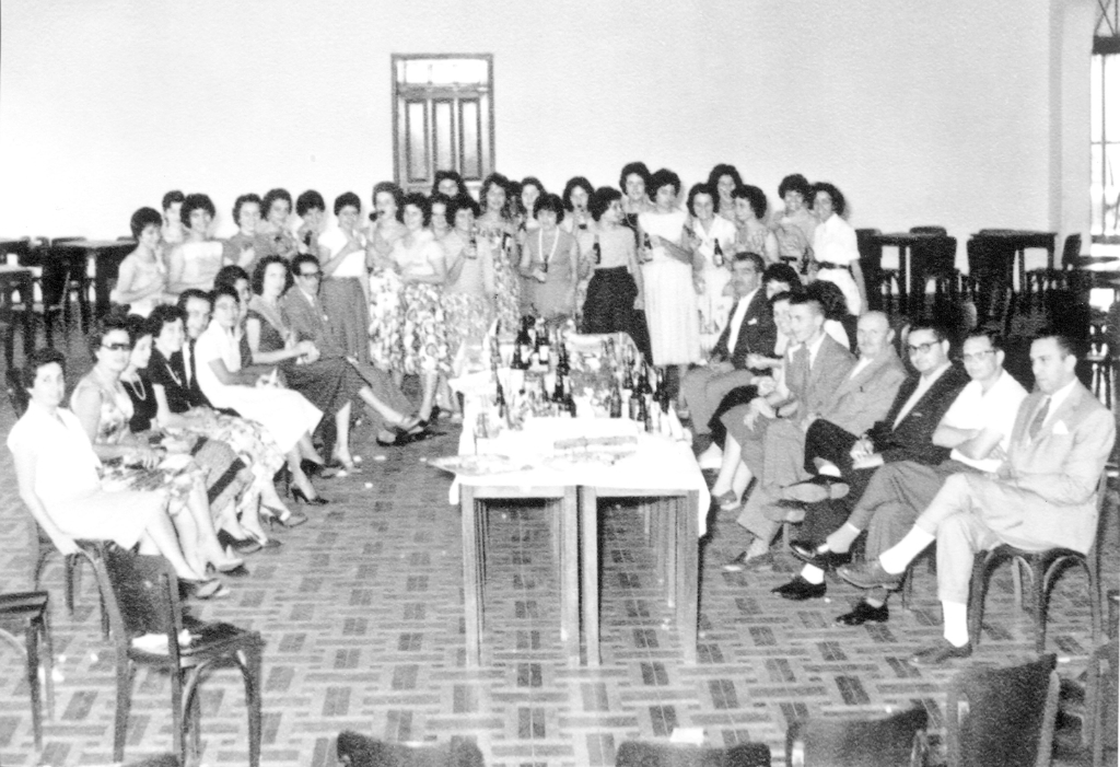 A foto é do dia 15 de outubro de 1959 (Dia do Professor) e foi feita na antiga sede do Votuclube. Confira quem são os alunos que aparecem de pé, da esquerda para a direita: Nancy, Azélia, Heloisa, Thirlei, Antonia, Ofélia, Dulce, Angélica, Maria José, Vera Salgado, Assima Abdo, Lurdinha Puglia, Ana Maria Buck, Vera Almeida, Ivana Riva, Adineia, Regina, Marisa, Doroti, Marilena Mainardi, Leniita Esteves, Alice, Marlene Mantovani, Ilda e Marilene Athanásio. Sentados na esquerda os professores: Amanda,
Herothides, Branca, Anice Ayres, Nilton, Elsa Babá, Dianá e Giomar. Na direita: Rachid Homsi, Wanda Maia, Benedito Robert, Dr. Salgado, Benedito Israel Duarte, Azor e João Nucci

***Confira mais desta coluna em nossa edição impressa e online para assinantes.