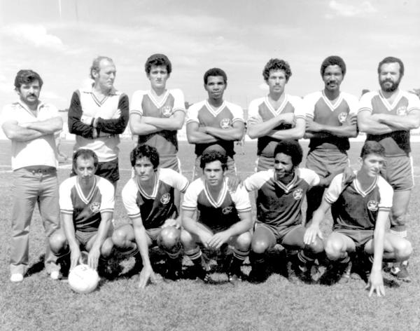 Jowanel - O time da Jowanel mantinha a base, mas nas suas formações dos anos 80 sempre apareciam “cara nova”. Veja esta: Paco (técnico), Zé Branco, Bartolo, Zé Lázaro, Joãozinho, Diva e Vergílio (Careca). Agachados: Dago, Betinha, Miltinho, Welington (Vulto) e Adierson (Bambu). A      foto pertence ao José Roberto Marquiori (Zé Branco). \r\n