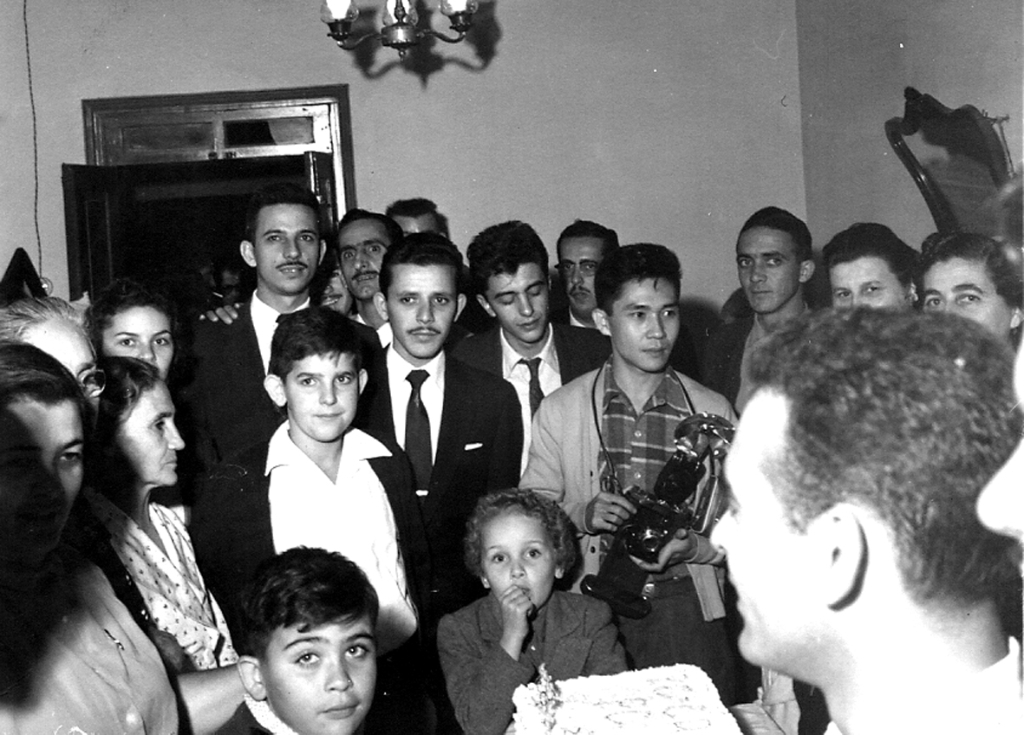 Com elegância, como se recomendava na época, o pessoal votuporanguense se reuniu para brindar o aniversariante. Aparecem nesta foto, entre outros: Pedro Clóvis Nogueira, Paulo Borges, Antonia Nogueira, Tite, Bilto Herreira, Nélson Miguel, Rames Cury, Hélio Antunes, Juvenal Domingues Martins Lopes, Carlos Sato e Darcy Cecchini. A foto pertence ao arquivo pessoal de Rames Cury. 