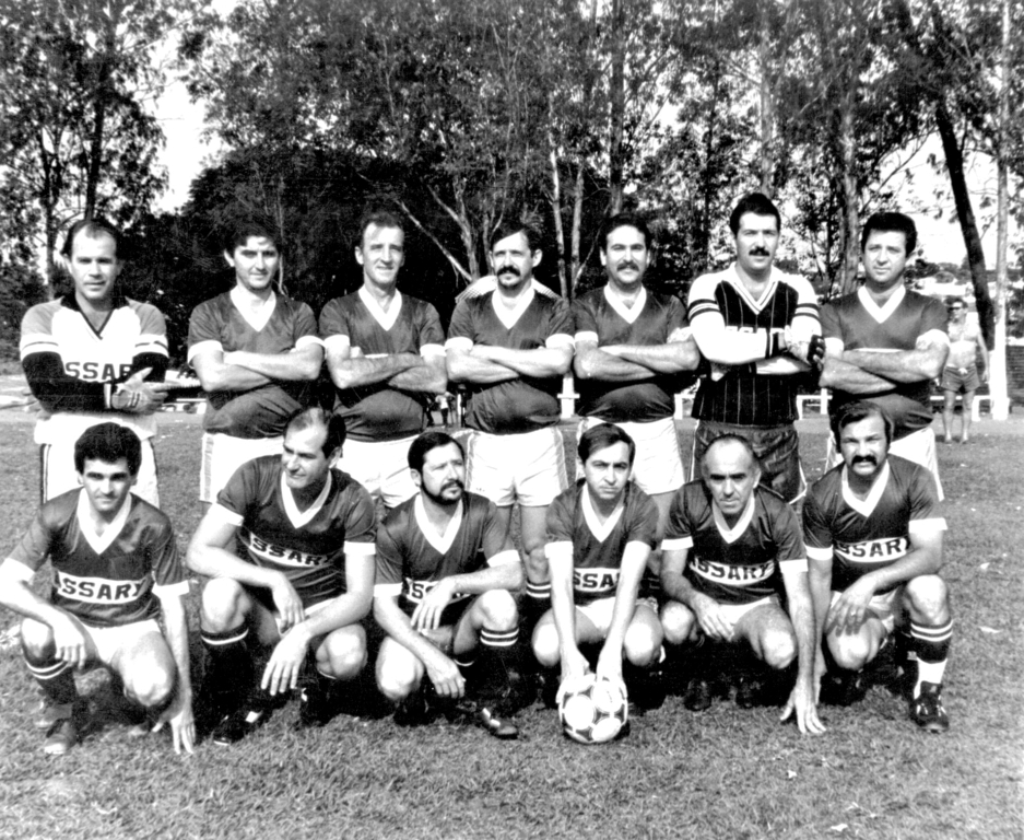 No Torneio Inter-Clubes Masters a equipe representativa do Assary Clube de Campo fez esta foto no dia 6 de outubro de 1985. Veja quem são os  craques. De pé, começando sempre pela esquerda: Pedrão (goleiro), Milton (Grilo), Valter Moretti, Nélsinho Olgado, Jair Sampaio, Luiz C. Teixeira (goleiro) e Valdir Petenucci. Agachados: Orlandinho Belotto, Osmar Malerba (Violão), Paulino Olgado, Darci Pereira de Moura, Sebastião De Haro e José Pires. Os “boleiros” da época falavam que esse time era “encardido”. A foto é de Paulino Matheus Olgado