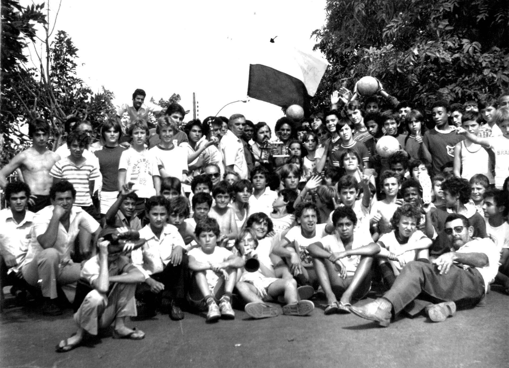 A bandeira no alto comemora a ascensão da Votuporanguense à Divisão Intermediária do Futebol Paulista. Ao centro segurando o troféu o destaque é para a equipe de esportes da antiga Rádio 8 de Agosto (hoje Rádio Cidade). Aparecem Carvalho Neto, o saudoso radialista Jota Pereira (então diretor da emissora), o saudoso esportistas e funcionário do jornal A Cidade Otaviano Jesus Muniz (Mexicano) e o radialista Arlindo Rossi, entre outros. Não faltaram bolas e tinha gente até em cima de árvores. A foto é do Fabinho Muniz (Mexicaninho)