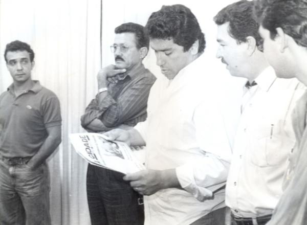 Vadão Gomes - O ex- deputado Vadão Gomes sempre de suas passagens por Votuporanga procura o jornal A Cidade para se inteirar dos fatos politicos. Foi um leitor assíduo da coluna “Anote Ai”. Esta foto é dos anos 80 quando o par-lamentar teve em Votuporanga o apoio político do vereador Joaquim  Lúcio da Silva. Na foto, Carlos Roberto Achiles (hoje vice-prefeito em Américo de Campos), Joaquim, Vadão e Diogo Mendes Vicentini (atual secretário de Desenvolvimento Econômico da Prefeitura).