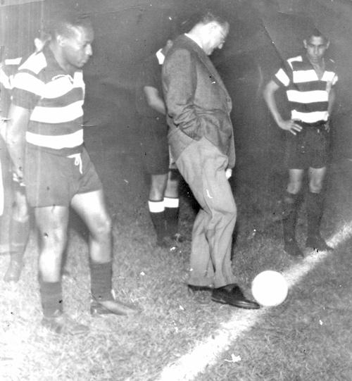 Fifi e Adhemar de Barros - Ano 1959 - Esta é uma foto histórica e documenta a inauguração dos refletores do Estádio “Barão da Serra Negra” na cidade de Piracicaba. O conhecido Fifi, com a camisa do “XV de Novembro de Piracicaba”, está atento ao “ponta-pé inicial” dado pelo governador de São Paulo  Dr. Adhemar de Barros.No fundo aparece um outro jogador: Celso que depois do XV jogou no São Paulo FC. Esse  time do XV se apresentava com a seguinte formação:  Orlando, Orlando Maia, Cardinali e Dema: Biguá e Gatão:Silvio, Fifi, Graciano, Celso e Valdir. O jogador Fifi chegou na AA Votuporanguense em 1962, contratado pelo empresário Nasser Marão. Muitos dos antigos desportistas que viram ele jogar apontam Fifi como “o melhor” que vestiu a camisa alvinegra de Votuporanga. Esta foto é dele: Francisco Santana, o Fifi, aquele mesmo do XV de Piracicaba, do Guarani de Campinas, do Fluminense do Rio,  e que na sua carreira gloriosa escolheu Votuporanga para jogar e viver.