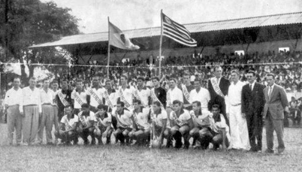 A Votuporanguense é Campeã - 1960 - Este foi o ano do título da AA Votuporanguense. Em campo o time Campeão da 3.a Divisão da Federação Paulista de Futebol. Veja a formação conferindo da esquerda para a direita, de pé: Osvaldo (farmaceutico), Carlos Ferrari (diretor), Carlos Márcio de Castro Junqueira (diretor), e Parrinha (massagista). Jogadores: Raimundo, Olavo, Jorge de Freitas, Alfredinho, Neguinho, Nélson Pitangueira, Adherbal Galo, Dr. Jamilo Zeitune (médico), Paulinho Barbieri, Basilio (diretor), Léo Commar, Olívio Commar (diretor), e  Plínio Marim (presidente). Agachadosna mesma ordem: Jurani Pereira da Silva, Dioraci, Nélson  (Carcinha), Celso Pitangueira, Lupércio, Touro, Zé Luiz, Vildo e Carangola. A foto pertence ao arquivo pessoal do José Megiane. Que a lembrança desse título heróico sirva de motivação para os jovens jogadores do C.A. Votuporanguense que vestem hoje a gloriosa camisa alvinegra e dão largada ao Campeonato da 2ª Divisão da FPF em 2011. Avante Votuporanguense. 