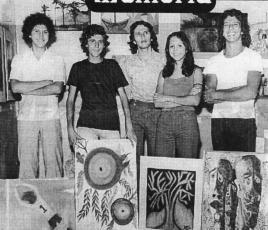 A foto é de 1971 e apresenta alguns dos nossos precursores da Associação de Artes Plásticas. Eles promoviam exposições e mostravam os seus trabalhos. Entre eles Fernando De Amo e os irmãos Hélio e Natanael Longo destacavam-se sob a orientação de Ozéas Arantes. Destaque também para José Carlos Pontes, Orlando Mastrocola Filho, Marlene Figueiredo Nassin e José Luiz de Lacerda Soares que aparecem nesta foto com alguns dos seus trabalhos. 