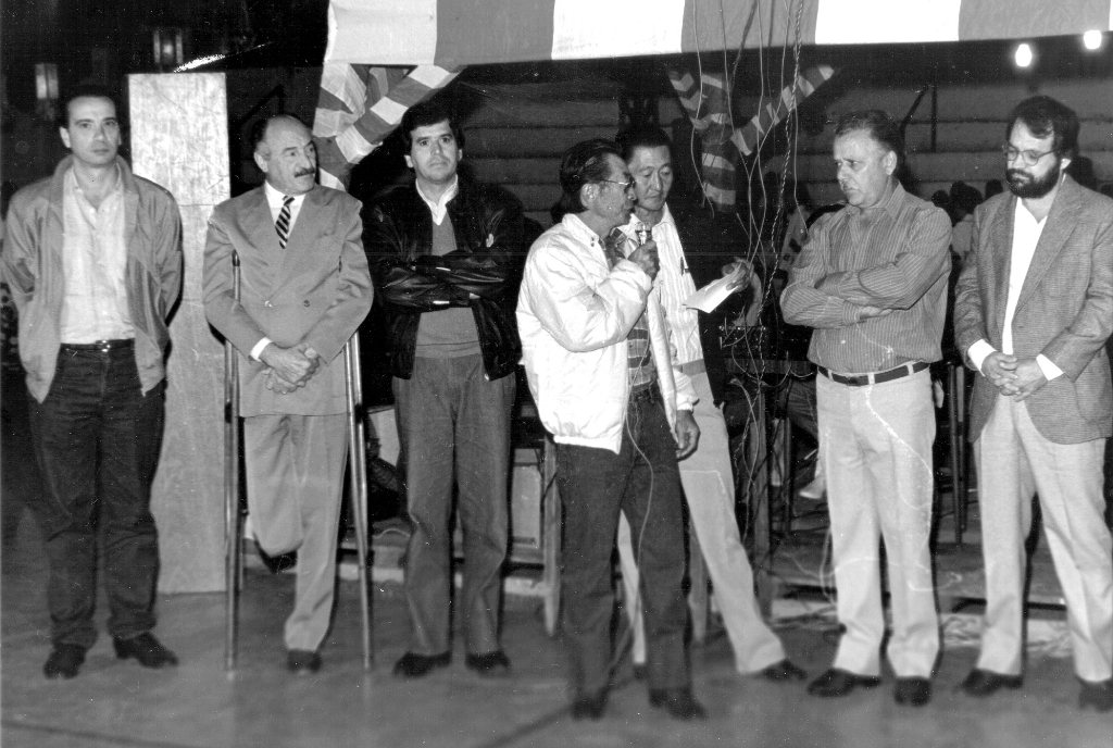 Em 1987, Mário Pozzobon era o prefeito de Votuporanga e a cidade comemorava o seu cinquentenário. Na foto, o registro da participação de representantes da Colônia Japonesa, na abertura da tradicional dança de Bon Odori. Otsuo Otuki discursa diante das autoridades, assessorado pelo irmão Hideito Otuki. A partir da esquerda aparecem Aloysio Nunes Ferreira Filho (hoje senador), o então prefeito Mário Pozzobon; deputado Edinho Araújo (hoje ministro dos Portos); vice-prefeito Rames Cury e o diretor do ERG - Escritório Regional do Governo, o advogado Jerônimo Figueira da Costa Filho