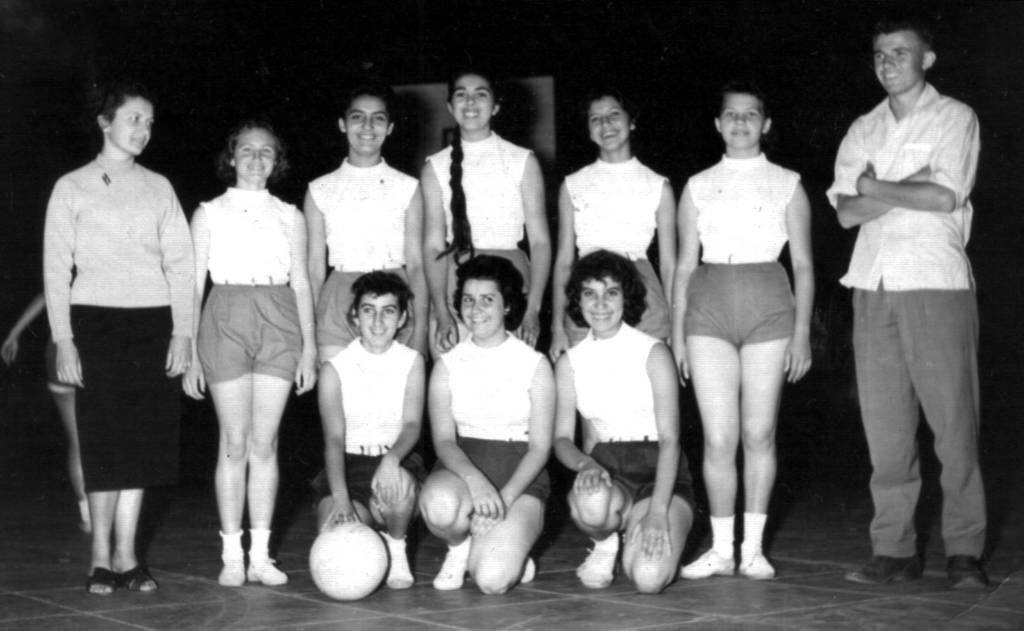 Na quadra do Colégio Estadual e Escola Normal (CEEN), onde hoje é a Faculdade (rua Pernambuco), essa equipe disputou o torneio interno de Basquete Feminino, no final da década de 1950. Veja a formação da esquerda para a direita, de pé: profª Branca Ceneviva (madrinha da equipe), Lourdes Carvalho, Mercedes de Moraes, Ilidia, Irene Veronezi, Nivalda Cristal e Osvaldo Ferreira (técnico). Agachadas: Maria Elza De La Corte, Idia Branquinho e Júlia Lopes de Almeida. A foto pertence ao acervo de Luiz Salvador