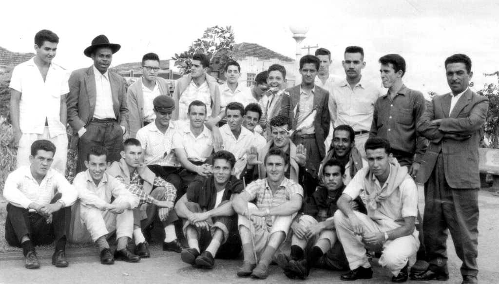 Pessoal de Votuporanga, num dia de 1959, foi bater uma bola em Fernandópolis. Além dos jogadores seguiram também alguns torcedores, saindo dali uma agradável festa de confraternização. Dos bons momentos sobrou esta foto. Veja quem são, a partir da esquerda, de pé: Mauricio (massagista), Cesário (de chapéu) era o goleiro; Luiz Carlos Murasse (Serrano), Adherbal Ronald Gallo, Cleidil Gusmão de Oliveira (Tenente Gusmão), José Antonio de Carvalho (Palestra), Jonas Rodrigues, Pelaia (ao fundo), Alfredo Fantin, Zanca e Augusto Gibim (de terno). Agachados: Português, Maurinho, Agostinho Brigidio, Esdra Moreira Lima, Perigo, Gabriel e Antonio Valente Buzato (Mococa). Sentados: Neri, Calabra, Ariovaldo Viscardi, Touro, Ne-guinho e Carangola. A foto pertence ao arquivo pessoal da família de Delson de Caires (Português)