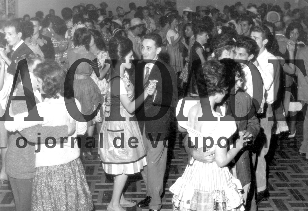 Neste mês de junho, a tradicional Festa Junina sempre acontece para manter a tradição. Esta foto é
dos anos 50, e apresenta um evento desta natureza na antiga sede do Votuporanga Clube. Aparece em primeiro plano, Eny Aymoré Camolesi e Lizette. Ainda podem ser identificados: Júlio Barbieri, Marlene Gusmão, Claudenice Púglia, Manzato e num outro ângulo Jandira Regiani. A foto é de Lizette Camolesi.

***Confira mais desta coluna em nossa edição impressa e online para assinantes.