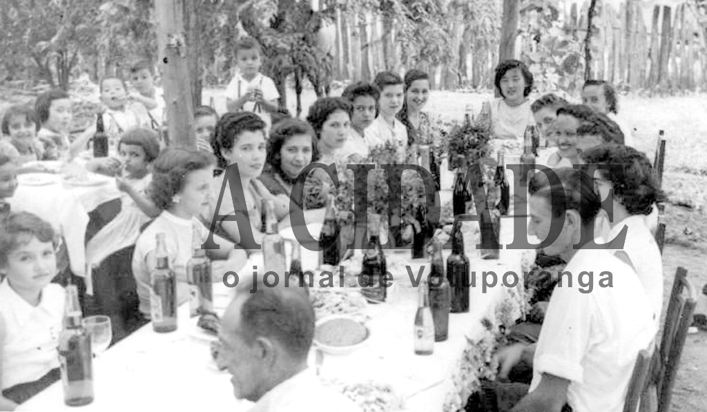 Elas eram funcionárias da Companhia Telefônica Rio Preto que antecedeu a Telesp. Quando a gente tirava o telefone do gancho elas atendiam e você pedia a ligação para o número desejado. Algumas delas podem ser identificadas nesta foto colhida num evento de confraternização. Confira a partir da esquerda: Lene, Oclemir Lui, Evany Bigai, (?), Josefa Bigai Prates, (?), Vanda Ferreira Faria Figueira, Olga Fukuara, (?), Maria Luiza, dona Maria Piacente, senhor Luiz Piacente, Lourdes Regonato e Oliano Regonato.  

***Confira mais desta coluna em nossa edição impressa e online para assinantes.
