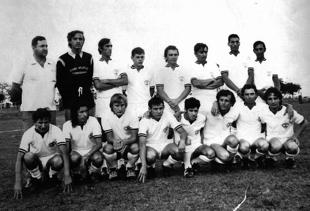 Este é o time do C.A. Cosmorama que levantou o título de Campeão Regional do ano de 1974. Confira a formação do CAC observando da esquerda para a direita: De pé – Pica Pau, Neguinho, Nilo, Buzin, Vado, Cutita, Cabo Odair e Cidinho. Agachados: Didi Pontão, Julinho, Silvinho Ferrari, Amauri, Valdirzinho, Julinho Stachine, Miro e Dorvo. A foto pertence ao arquivo pessoal do Pedrinho da Vidro Plan.