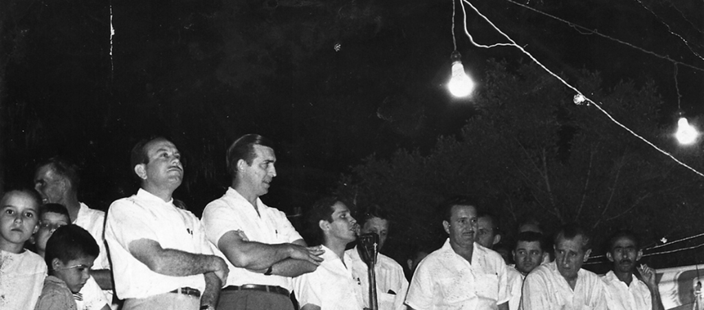 A foto é do ano de 1963 e apresenta o palanque do então candidato a prefeito Dalvo Guedes. Aparecem da esquerda para a direita, Christovam De Haro (eleito vereador), o candidato a prefeito Dalvo Guedes, Nasser Gorayb (no microfone) e que também assumiu a Câmara como vereador; Gabriel Jabur (eleito vice-prefeito), dr. Octávio Viscardi (também vereador) e atrás dele Francisco Castrequini. A foto é do álbum de família dos Gorayb. 