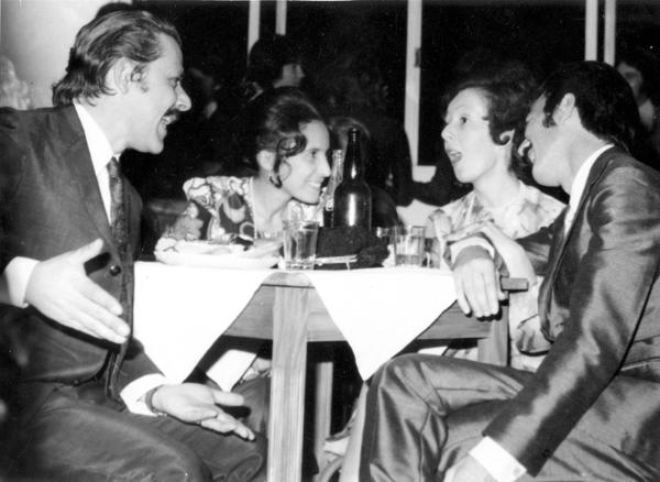 Na foto uma mesa do Baile de Gala de Aniversário da Cidade, no Votupo-ranga Clube, dia 8 de agosto de 1982. Aparecem os casais Rames Cury e Maria Antonia acompanhados da professora Rosinha e o marido o saudoso dentista Aldemir Sanches. Quem registrou o encontro foi Sebastião Fotógrafo e a foto pertence ao arquivo pessoal de Raqmes Cury.