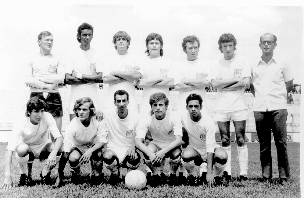 Em campo, a equipe amadora do AA Votuporanguense do ano de 1972. O time disputou com a Ferroviária da Estação o título da Liga Votuporanguense de Futebol e levou a melhor. De pé, a partir da esquerda: Zé Branco, Nego, Bira, Aurinho, Niquinho, Dezan e Ariovaldo Martins (Jacaré - técnico). Agachados: Português, Daú, Dago, Zé Carlos (Barriga) e Miltinho. A foto é de José Marquiori (Zé Branco).