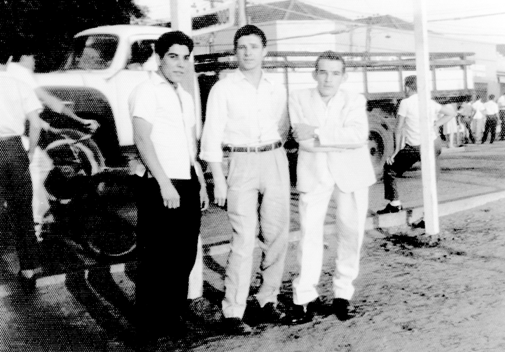 O registro fotográfico é do dia 8 de agosto de 1961, em meio às festividades de 24º aniversário de Votuporanga. A praça Fernando Costa, no centro da cidade, estava em construção e foi lá que deu-se este encontro. Aparecem, a partir da esquerda, o hoje advogado Cláudio Cruz Gonçalves; ao centro, Paulino Matheus Olgado; e, na direita, o saudoso funcionário da Prefeitura, André Curia Sanches, que sempre marcava presença nas campanhas eleitorais como candidato a vereador. A foto é de Paulino Matheus Olgado.