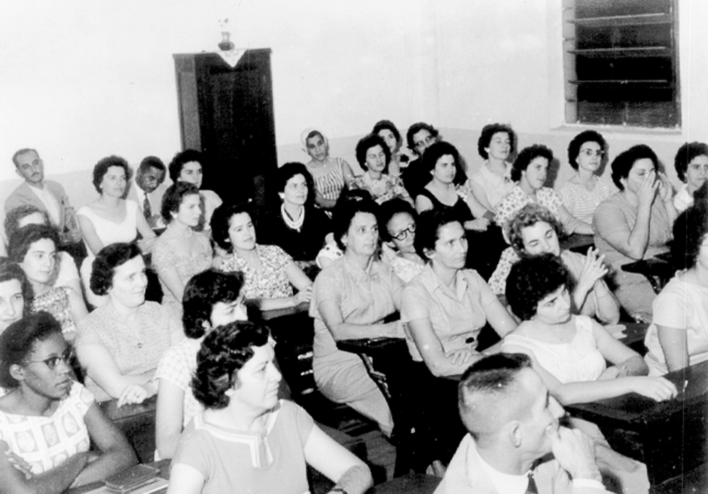 Não constam detalhes do evento. Muito provável, uma reunião das professoras de Votuporanga nos anos 60. Aparecem entre outras: Luiza de Almeida, Julia Mar-zochi, Alzira Mariano, Maria Lygia Bertoncini Leite, Marlene Prado, Hercina Marão, Ruth Veiga Olivi, Romilda P. Mór, Hercilia de Almeida Buck, Iracema S. de Barros, Odete Prado, Jocely Soares, Jane Soares, Irma Pansani Marin, João Flores e Martha Soledade Carvalho. A foto é do álbum da família Marzochi e a identificação dos nomes é do nosso colaborador Rames Cury.