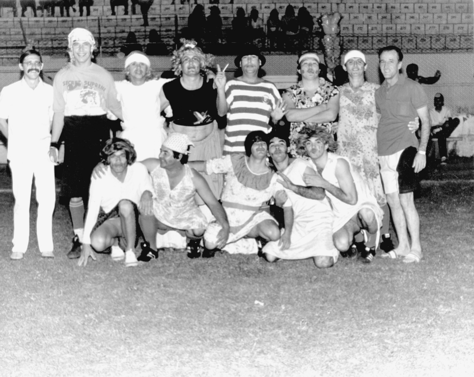 No dia 19 de agosto de 1989, houve jogo beneficente com renda para Apae. As atrações eram os jogadores: homens vestidos de trajes femininos. Esse time da foto representou as “mulheres” do Assary. Veja quem são “elas”, conferindo a partir da esquerda, de pé: Nélsinho Olgado, Zé Ruela, Odair (Paraíso das Noivas), Mantovani, Jair Sampaio, Pecão, Grilo e Valter Moretti. Agachados: José Pedro (vereador Jacaré), Tim, Cabrera, Paulo Queima Rosca (Bradesco) e Marcos (Bradesco).