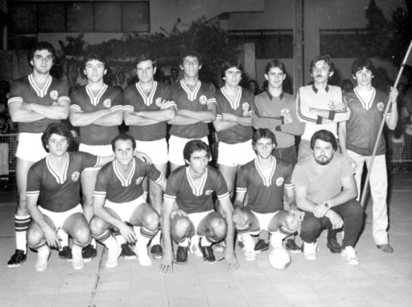 Mercapaulo- Campeão do Futsal - A foto é de 6 de agosto de 1981.Destaque para o time campeão do V Campeonato de Futebol de Salão do Votuporanga Clube. Confira da esquerda para a direita, os personagens da foto: Peichoto, Cidão, Tambor, Carlão, Muller, Betinho, Osmar, e Jair . Agachados: Jair (Burro Branco), Barriga, Sérgião, Valtinho e Manzato. A foto pertence ao arquivo pessoal do Carlão.\r\n