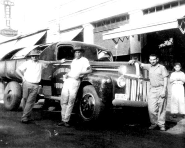 O Primeiro Caminhão de Lixo - A foto é do ano de 1953. Este foi o primeiro caminhão coletador de lixo da cidade. O pesado veículo aparece estacionado na rua Amazonas, proximidades com a Santa Catarin a, na época estava em frente a Casa Armênia. Veja quem são os personagens, conferindo a partir da esquerda: Manoel Lopes (coletador), João Vilela (coletador) e na frente do caminhão o motorista  Oscar Marques. A foto é de Mauro Marques, filho do motorista do caminhão.\r\n