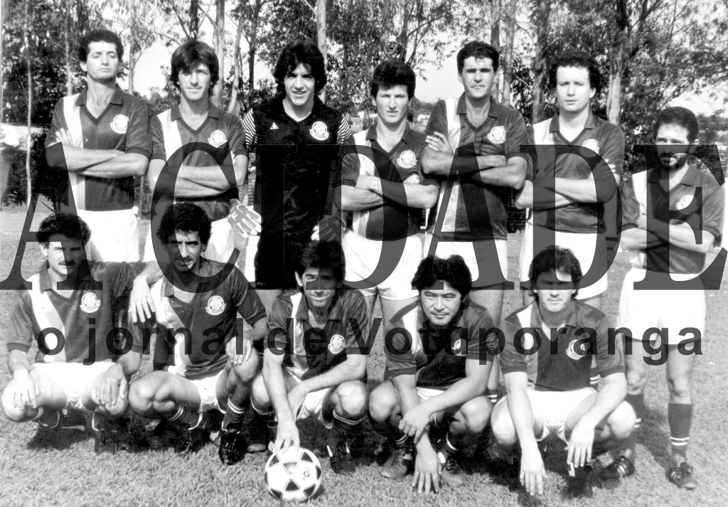 Na foto a equipe representativa da Associação Atlética Banco do Brasil (AABB) no ano de 1985.
Esse time disputou no IV Campeonato de Veteranos do Assary. A partir da esquerda, de pé: Elpides
Ferreira de Jesus (Elpides da melancia), Jorge, Júlio, Edimir Caporalim, Roberto Donizete Ferraz
de Arruda e Márcio Silvano de Souza. Agachados: Vanderley Domiciano (Batata), Mahan, Antonio
Alvares Munhoz, Carlos Sumió Abê (Baiano) e José Carlos. Detalhe: no dia desta foto o jogo foi
contra o Clube dos 40 e o resultado foi 1 a 1.

***Confira mais desta coluna em nossa edição impressa e online para assinantes.