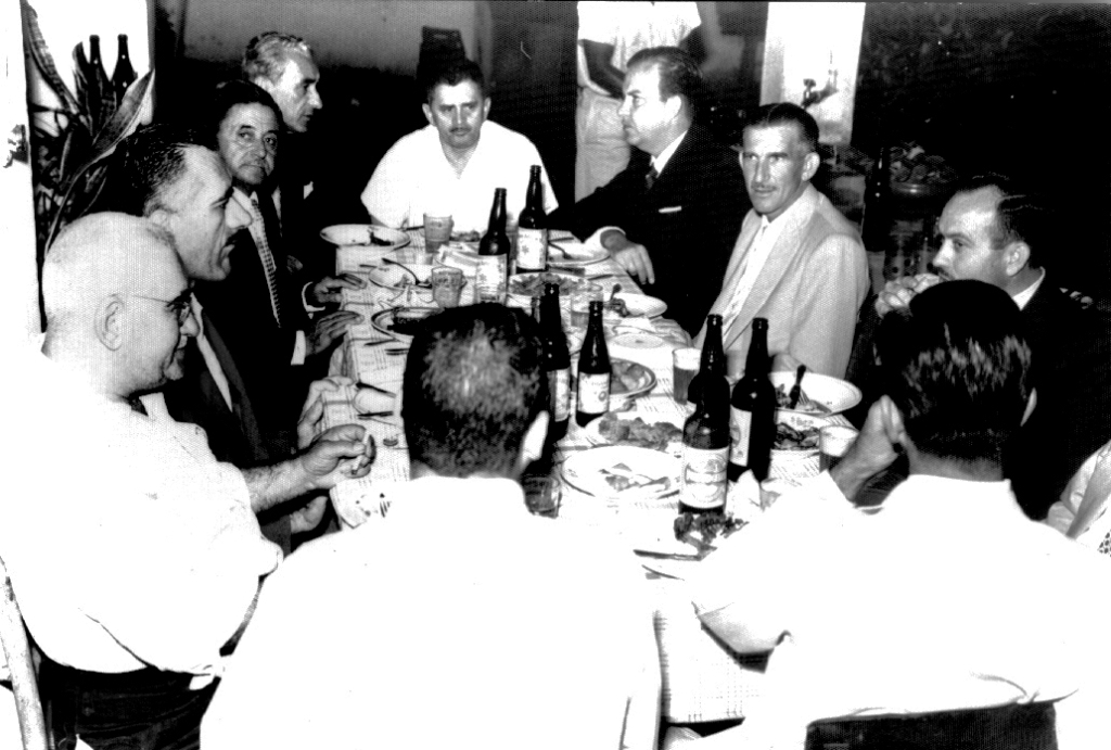 Nesta foto dos anos 60, um jantar na residência do candidato a vice-prefeito Gabriel Jabur reuniu expressivas lideranças políticas da época. Confira nesta foto quem são os personagens a partir da esquerda: Amélio João Gossn, Fedozi, José Gil, Hernani de Matos Nabuco, o médico Jamilo Elias Zeitune, o médico Alberto Carlos Pesciotto, João Doimo, Cristovam De Haro, o anfitrião Gabriel Jabur e João Gossn. A foto é da família Jabur/Bimbato.