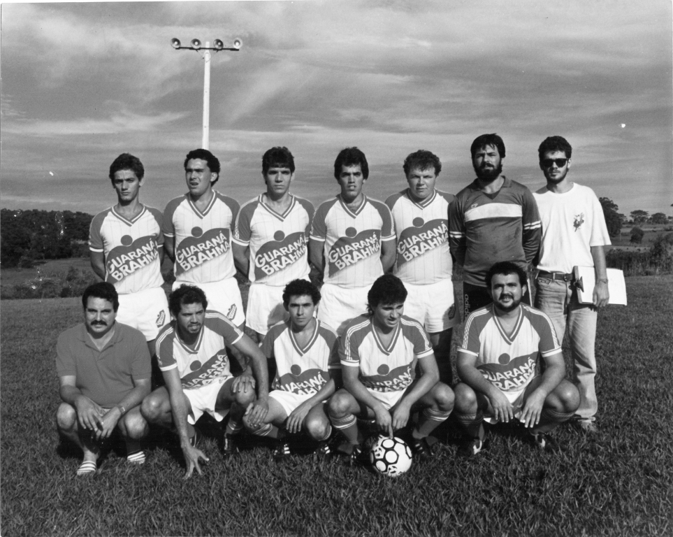 O Clube da Justiça, que tem a sua sede às margens da rodovia Péricles Belini, apresenta como atração maior o seu campo de futebol. Nesta foto o registro de um campeonato disputado no local no ano de 1969. Veja a formação do time conferindo da esquerda para a direita. Em pé: Carlim Cerantola, Alvaro, Melado, Fabinho, Zé Mauro, Fernando e Wilsinho. Agachados: Joaquim Miguel Martins, Tico, Albertinho (Correio), Fabiano e Adilson Souza. A foto pertence ao arquivo pessoal da família de Adilson Souza (o Lampião) e foi enviada ao jornal A Cidade por Luizino Cantelli (Sindicato dos Garçons). 