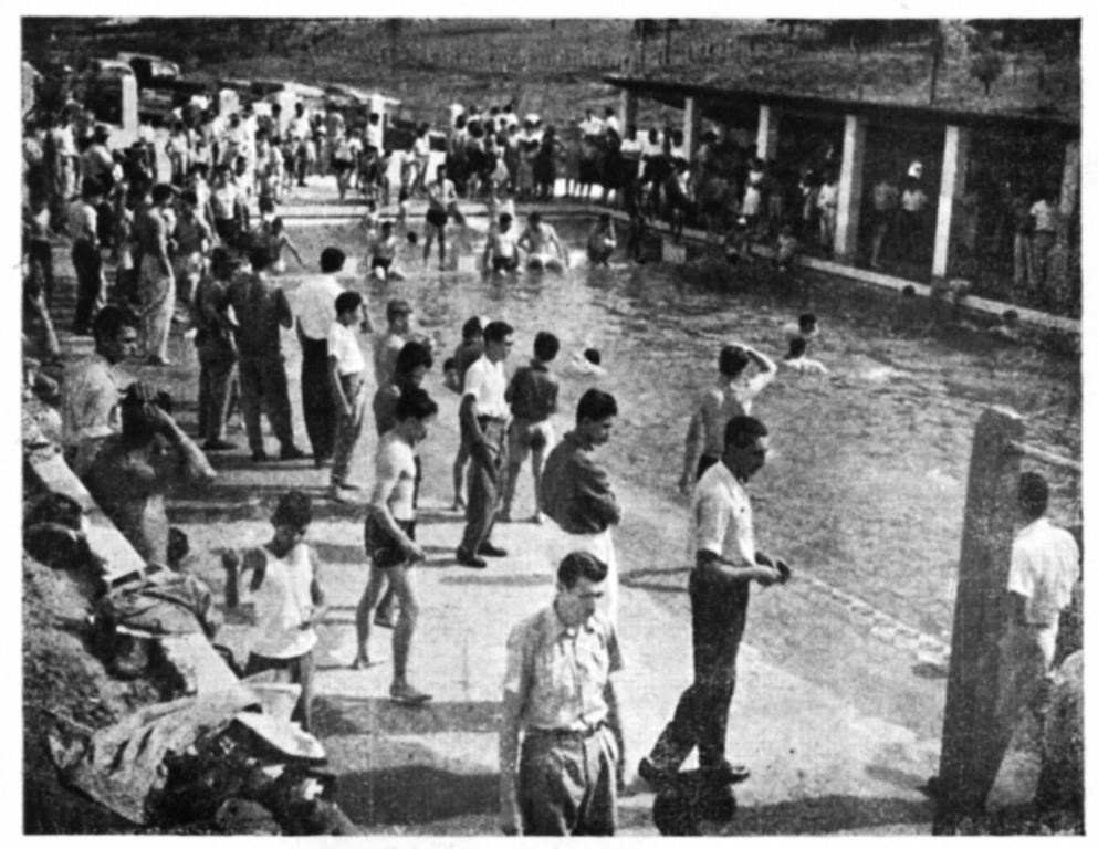 O ponto de lazer em Votuporanga nos anos 50 era a piscina construída na propriedade dos senhores Waldevir Oliveira Guena e Alcide Sinqueira Lima. Como mostra a foto, o local recebia um bom público. E nem todos chegavam lá para nadar. Como se observa, o local era um ponto de passeio também. Foto dos arquivos.