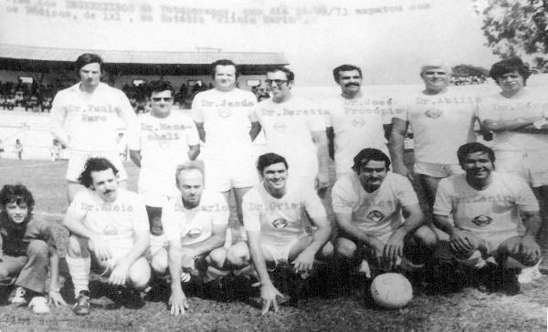 O time dos Engenheiros - Ano 1973 - Na foto, no estádio “Plínio Marin”, a equipe de futebol dos Engenheiros para um confronto com o time dos Médicos. O jogo, que teve renda beneficente, terminou empatado em 1 a 1. Confira quem são os jogadores da esquerda para a direita, de pé: Paulo Paro, Meneghelli, Jesus Silva Melo, Orlando Beretta, José Procópio, Abílio Calille e Sérgio. Agachados: Elcio, Carlos Ernesto da Silva, Grisi, Alceu e Lenin De Haro. Acima deles uma faixa: “Time dos Engenheiros de Votuporanga que no dia 14/09/73 empatou com os Médicos , em 1 a 1, no Estádio “Plínio Marin”. A foto é do agrônomo Orlando Beretta.\r\n