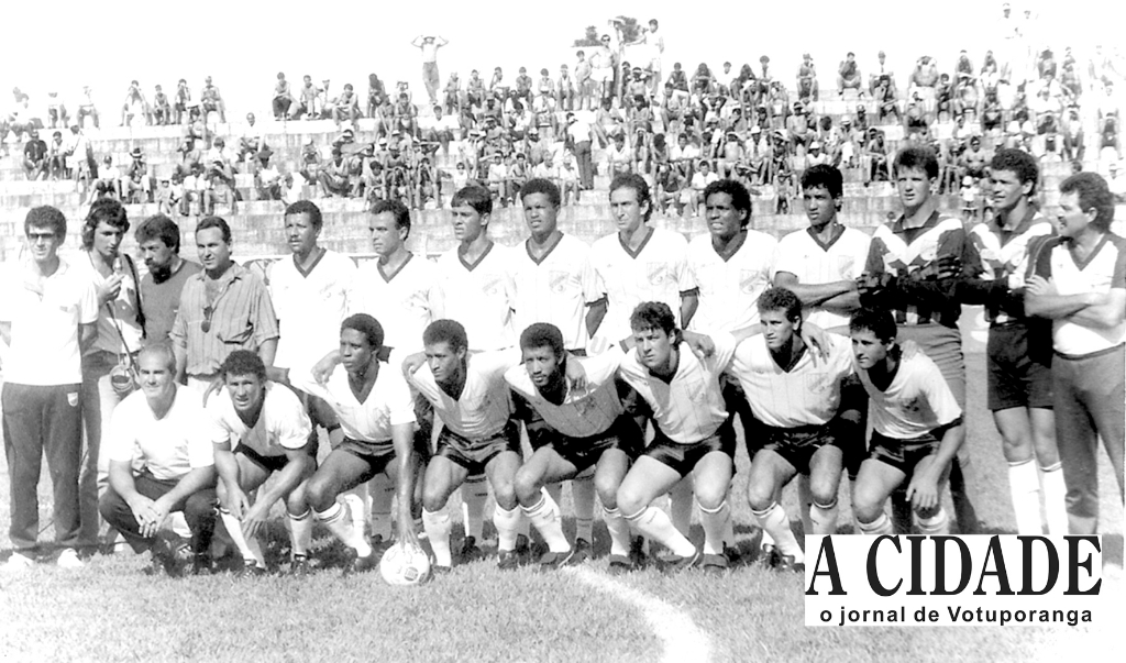 A foto é de 11 de fevereiro de 1990, e registra o time alvinegro perfilado para o jogo contra o Barretos. O resultado foi 3 a 3. Quem nos passa detalhes da partida (e a foto),  é o radialista Valdecir Datorre. Da esquerda para a direita, de pé: Dr. Fim, Valdecir Datorre (repórter Rádio Clube), Gradeferro (preparador físico), Jair Sampaio (presidente), Zilinho, Zé Mário, Claudemir, Wilson, Mário César, Cerezzo, André, Alex, Jair Metal e Zé Roberto (técnico). Agachados: Pedro Basso (massagista), Miltinho, Messias, Ailton, Ozias, Rildo, Jairo e Borges.