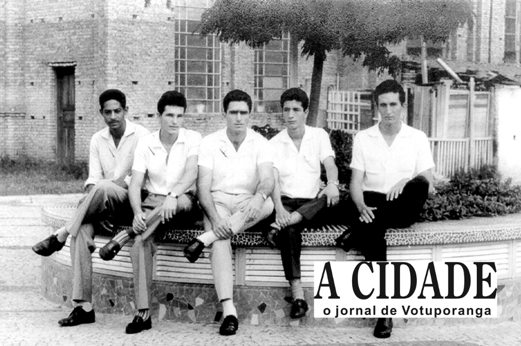 Esta foto é do dia 7 de fevereiro de 1965 e, segundo consta, foi feita numa manhã de domingo logo após a missa. Aparecem a partir da esquerda: Celso Zancaner, Miguel Herrera, Chicão, José Nunes (Chienta) e Custódio Peixoto. Veja ao fundo o prédio da Igreja Matriz ainda em construção