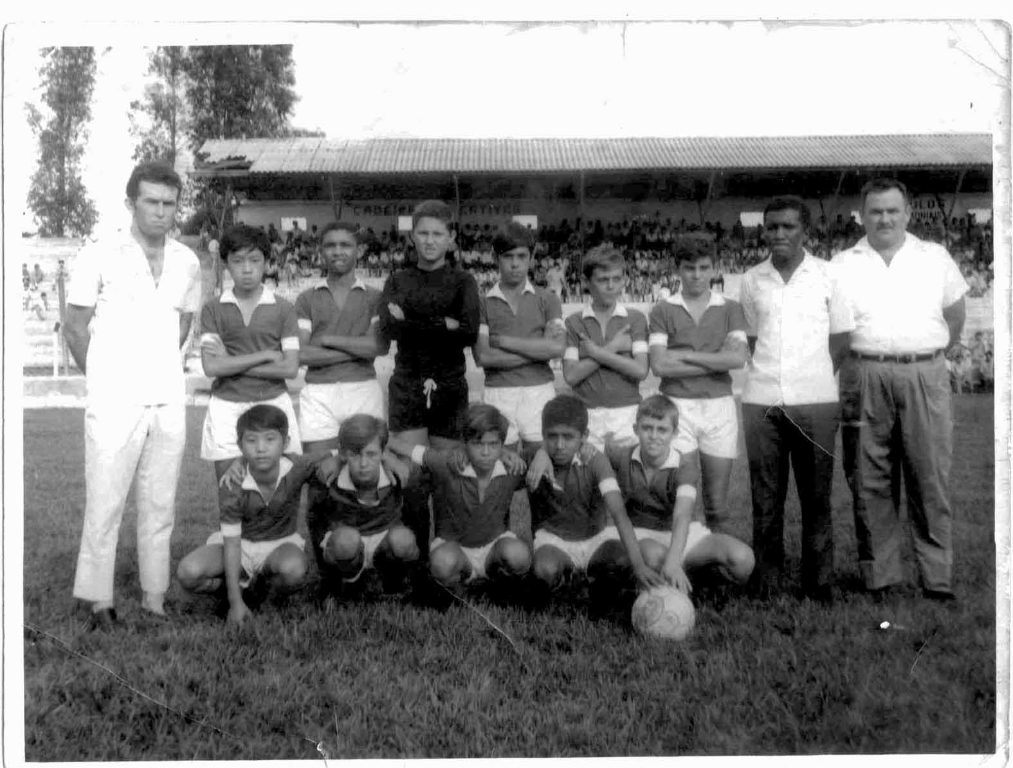 Este é o famoso time Dente de Leite da Vila Muniz comandado pelo Jonas Rosa. Veja como era a formação de pé: Niquinho (diretor), Takeu, Hélio, Zé Galinha (goleiro), Homero, Odair (Loja Amarelinha), Anísio (investigador de polícia), Jonas Rosa (técnico) e Rodolfo Bianchini (presidente). Agachados: Miochi (Banespa), Carlinhos, Wainer (cantor), Moisés (Telesp) e Chico. Consta que no dia dessa foto, o time perdeu para o Bandeirantes (Vila Marin) por 2 a 0, mas mesmo assim foi vice-campeão Dente de Leite de 1970. A foto é do arquivo de Odair Furlani (o Odair da Amarelinha).