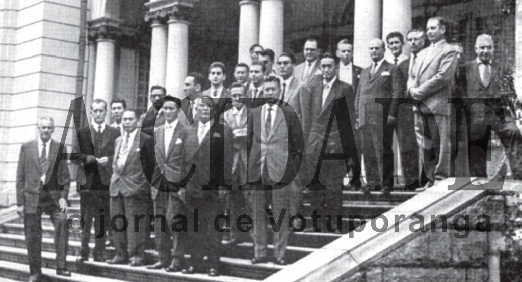 A participação da Colônia Japonesa de Votuporanga nos movimentos pelo progresso da cidade. A foto é do início dos anos 60, na escadaria de entrada do Palácio de Campos Elíseos, então sede do governo paulista. Era a delegação “Amigos de Votuporanga” formada pelo prefeito Nabuco para avistar-se com o então governador Carvalho Pinto. Veja a partir da primeira fila, da esquerda para a direita: Francisco de Souza, dr. Octavio Viscardi, Shimata Shinoara, Celso Toshifiru Watanabe, Hiroaki Sato, Yonegiro Yanasse, Ussaburo Okimoto, dr. João Antonio Nucci, Izur Otsuki, Carlos Márcio de Castro Junqueira, Shinoara Yokiyoshi, Koso Hashimoto, João Keuchguerian, Domingos Pignatari, dr. Miguel Gerosa, Hilário Sestine e Luiz Mazzoni Junior

***Confira mais desta coluna em nossa edição impressa e online para assinantes.