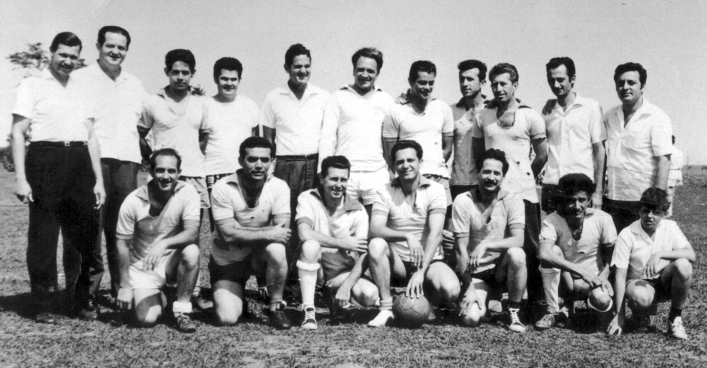 Esses professores bateram um bolão num jogo de confraternização realizado no distrito de Simonsen no dia 19 de outubro de 1969. Veja quem são eles, conferindo da esquerda para direita, de pé: Benedito de Oliveira, Jardiel Soares, Jesus Ferreira, Osmir, Geiner Rodrigues, Vilar, José Geraldo, Orozimbo, Budim, Alberto Aydar e Osmar. Agachados: Edgar, Getúlio Paes, Valter Peresi, Nivaldo Melara, Joaquim, Raul e Nivaldinho