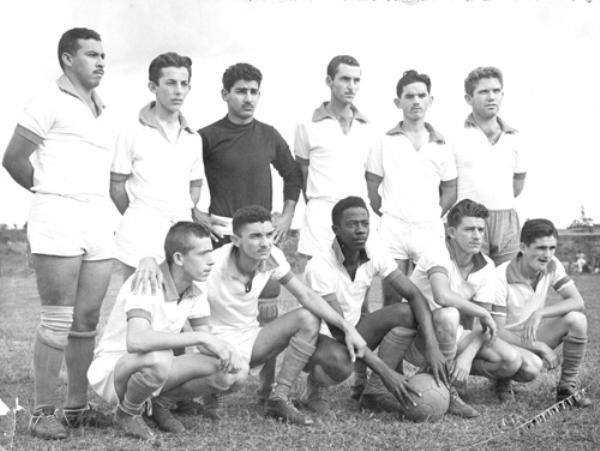 O Comercial de 1956 - Este é o time do Comercial FC, campeão Amador da cidade no ano de 1956. O local da foto é o campo do VEC - hoje o estádio “Plínio Marin”. Veja da esquerda para a direita quem são os jogadores: De pé - Bibilo, Calabra, Ali Kanso (goleiro), Zé Benedito, Parrinha e Dircinho Longo. Agachados: Zé Martins, Cacheado, Fumaça, Pelaia e Piolim. A foto é do Cacheado e nos foi enviada pelo Tenente Silva (filho do Bibilo).\r\n