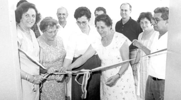 Inauguração - No dia 1 de agosto de 1994 deu-se a inauguração do Centro Infantil “Joana Rossafa Nogueira”. A foto registra o momento do corte da fita inaugural. Da esquerda para direita aparecem: Aparecida Nogueira Stefanelli (na época 1.a Dama da Cidade), Ana Nogueira, Dr. Joaquim Figueira da Costa (vice-prefeito), Magda Nogueira, Adélia Nogueira, engenheiro Marcos Garcia Laraya, Marilda Mantovani (secretária de Educação),e Arquimedes Nei Neves (presidente da Câmara). A foto é do arquivo do jornal A CIDADE .