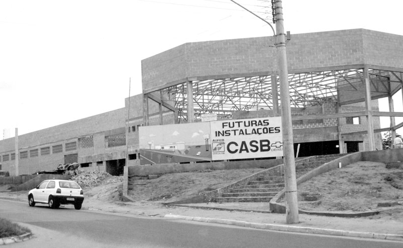 A obra inacabada - No alto da avenida João Gonçaves Leite (Assary), permanece até os dias atuais esta obra inacabada. A atual administração já tentou dar uma ocupação para este prédio. Até mesmo adaptar o local para sediar a Prefeitura chegou a ser aventado. As reclamações dos moradores das imediações procedem. O local tem servido de abrigo para os desocupados. Esta foto, que ilustra esse registro é dos anos 90, quando o grupo Áureo Ferreira respondia pela antiga concessionária Chevrolet. Foto é de arquivo.