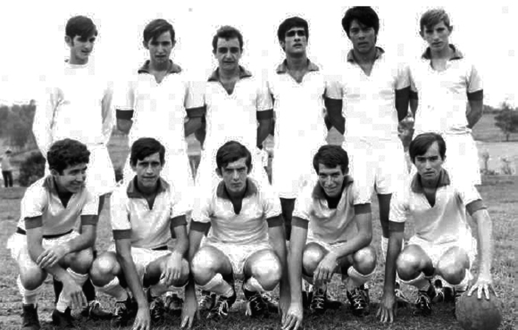 Esta é uma das formações do time representativo do Assary Futebol Clube - uma agremiação amadora dos anos 60. Confira da esquerda para a direita: O goleiro João, Bida (em memória), Amauri, Sidney Rezende, Fussao (em memória) e um jogador não identificado. Agachados: Osvaldinho, Homero, João Albarelo, outro não identificado e Carlinhos Viveiros