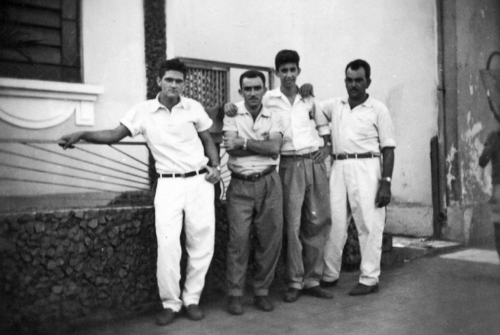 A foto é de 1956 - O cenário é da rua Amazonas, em frente a uma residência. Aparecem a partir da esquerda, Antenor Barcelos, Luiz Galisteu, Dorival Garcia Craveiro e Antônio Galisteu. Uma foto preservada pelos amigos que registra um tempo no passado, quando Votuporanga tinha apenas 19 anos de fundação. A foto é pertecente ao arquivo pessoal da dona Darci