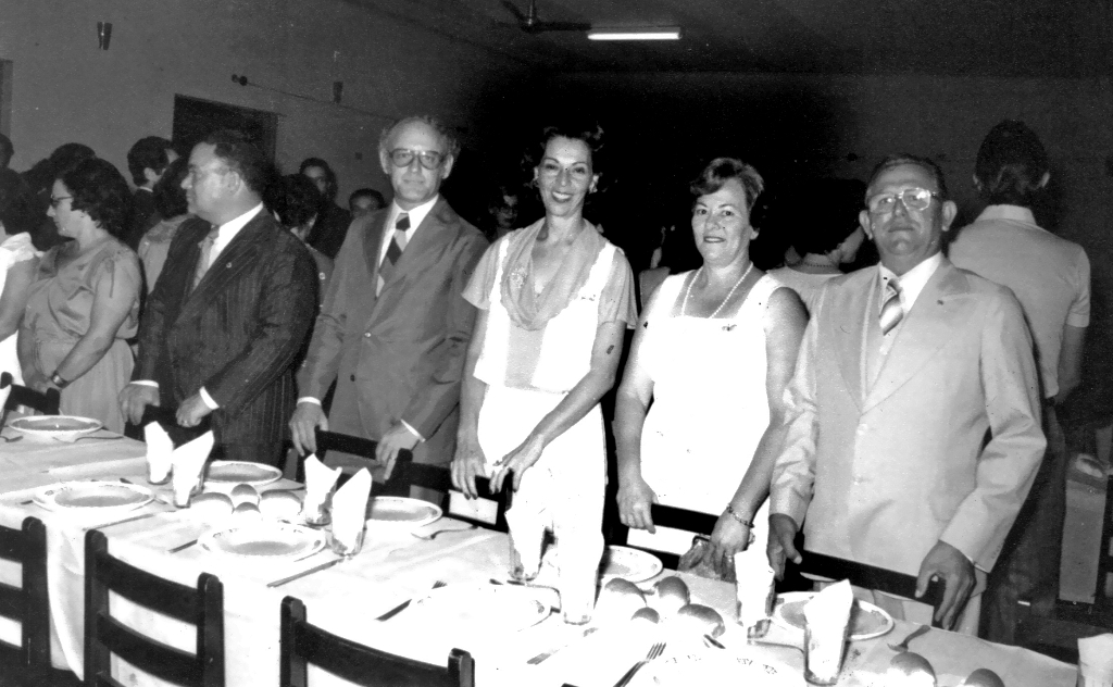 A foto é da noite de 28 de novembro de 1978. Nesta cerimônia, o casal Reynaldo Záccara Campos e Maria Leda estava sendo empossado como associado do Lions Clube de Votupo-ranga. Aparecem na foto a partir da esquerda, a domadora Maria Isaura e o saudoso leão José Delgado; o casal empossado e seu padrinho, o saudoso agropecuarista Antonio Nogueira e dona Ana. A foto é do álbum de família de  Reynaldo Záccara Campos