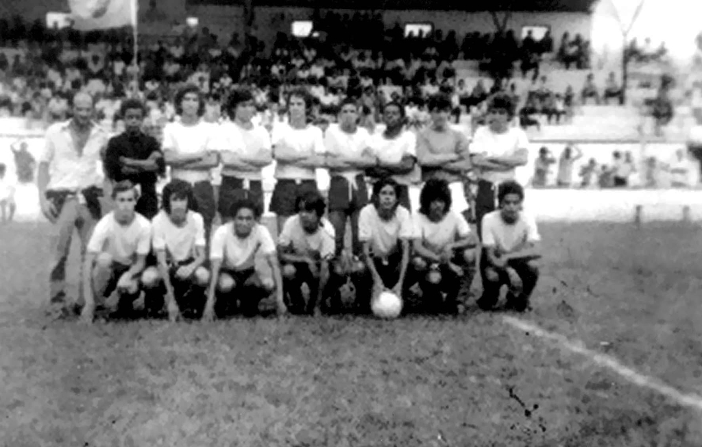 Este é o time do Ceugaz na decisão do Campeonato Varzeano Juvenil de 1973. Na foto, o time aparece perfilado para uma partida no Estádio Plínio Marin, contra a representação dos Clube dos 40, no dia 16 de dezembro de 1973. O Ceugaz venceu por 2 a 1 com gols de Esquerdinha e Birruga, enquanto Edson Scamati marcou para os 40. A partir da esquerda: Juarez (massagista), Porquinho, Fernando, Édson Longo Júnior, Alcir Cuim, Zé Augusto, Quincas, Bogás e Anísio Curió. Agachados: Galo, Valério, Birruga, Nandinho, Betinho Filassi, João Japonês e Esquerdinha