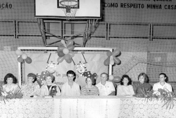 Noite de Autógrafo do IE - Foi no dia 15 de dezembro de 1.988 que deu-se 4ª Noite de Autógrafos dos alunos do Instituto de Educação “José Manoel Lobo”. Era a Noite de Gala para os alunos daquela instituição de ensino médio.Na foto algumas autoridades educacionais que ocuparam a mesa de trabalhos. Entre outros, Luzia Alves de Lima ,Sandra Toscano, Balbo Fontes, o saudoso  Wanderley Passoni e Angelica Morlim. A foto é do arquivo pessoal de Olga Balbo Fereira Fontes.