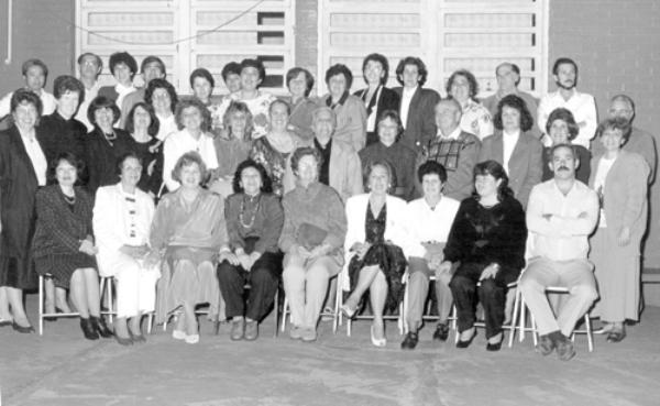 Os professores do IE/1982  - A diretora do Instituto de Educação “José Manoel Lobo”, professora Olga Balbo Ferreira Fontes (a terceira sentada a partir da esquerda) anotou no seu álbum de recordações:” Aqui estão os valentes lutadores que estavam na escola em 1982 (muitos continuam resistindo até hoje -24-5-90). Um grupo expressivo de educadores fizeram história naquela instituição de ensino.