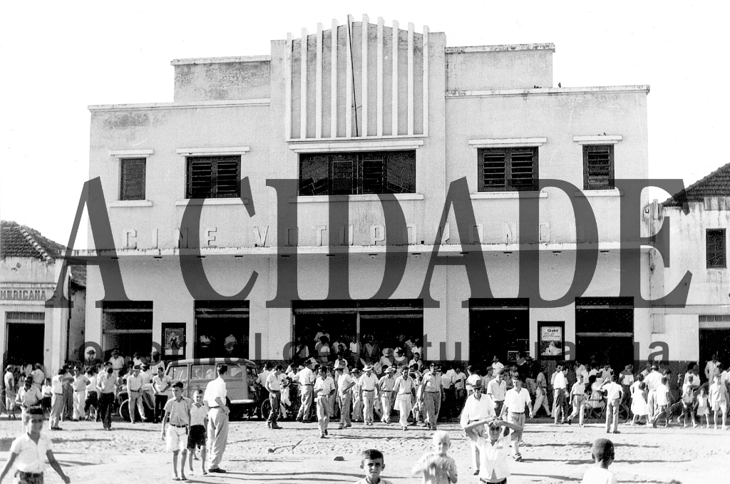 Veja o imponente prédio do Cine Votuporanga em frente à praça central. Construído nos anos 50, a sua sala cinematográfica exibiu os grandes clássicos da época e sempre com um grande público. 

***Confira mais desta coluna em nossa edição impressa e online para assinantes.