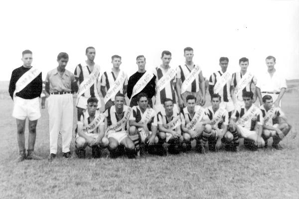 C.A. IPIRANGA DE VOTUPORANGA - Ano 1953 - Clube Atlético Ipiranga foi o Campeão Amador de Votuporanga no ano de 1953. Nesta foto, o time recebe as faixas de campeão. O local é o campo do V.E.C- Votuporanga Esporte Clube. Veja quem são os jogadores conferindo da esquerda para a direita, de pé: Carlão, Dodô (técnico-ele era alfaiate), Maurão, José Galera, Joel, Moacir Tomate, Demétrio, Joãozinho, Diola Gianezi e Toninho (diretor). Agachados: Moacir Contreiras (o Lima), Iracindo, Tim Mamede, Jarbas, Toninho (Per-nambucanas), Faisal Mamede, Ivan Guaraci e Nélson Ramalho. A foto pertence ao arquivo pessoal de dona Ana Maria Fiorani da Silva (viúva do saudoso Joel). 