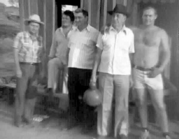 OS “PATRIARCAS” DOS CASTREQUINI - Ano 1975 - O cenário é uma fazenda no município de Itarumã-GO, onde estes desbravadores cultivavam uma roça de arroz e milho. Aquí está parte da geração dos Castrequini que tem uma história de participação ativa na vida de Votuporanga. Confira da esquerda para a direita: Reinaldo Castrequini (irmão do Armando),  Vicente Castrequini Neto (pai do Fernando), Francisco Castrequini (pai do Vicente), Vicente Castrequini (avô do Vicente) e Armando Castrequini (sogro do Prefeito). A foto nos foi enviada pelo Fernando Castrechini (orgulhoso dos seus ascendentes) que fixou no albúm também uma foto do seu herdeiro, o garoto Vicente Neves Castrechini (esta estamos publicando na social).