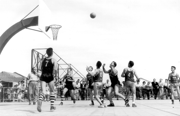 A inauguração da quadra do Votuclube - A foto é de 1957 e mostra um jogo de basquete que marcou a inauguração da quadra do Votuporanga Clube. Na foto, aparecerem o juiz do jogo, João Kecheugherian (em memória), mais conhecido por João da “Armênia” – loja de calçados localizada na rua Amazonas, onde hoje é a Casas Bahia, Walter Costa, Antonio Moretti (em memória), Laércio Ceneviva (em memória) e outros jogadores de Tanabi. A foto é do arquivo particular de Walter Costa.