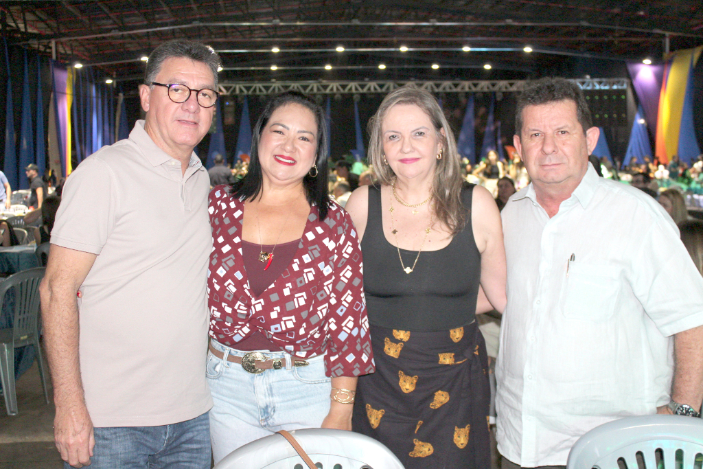 Luiz Carlos Bissoli e Meire, junto ao casal Adriana Nucci e Chino Bolotário, secretário de Desenvolvimento Econômico do município. Juntos, os amigos  brindaram a solidariedade em uma grande corrente do bem que marcou a noite de premiação da Santa Casa, realizada na última sexta-feira, no Centro de Eventos Helder Galera.