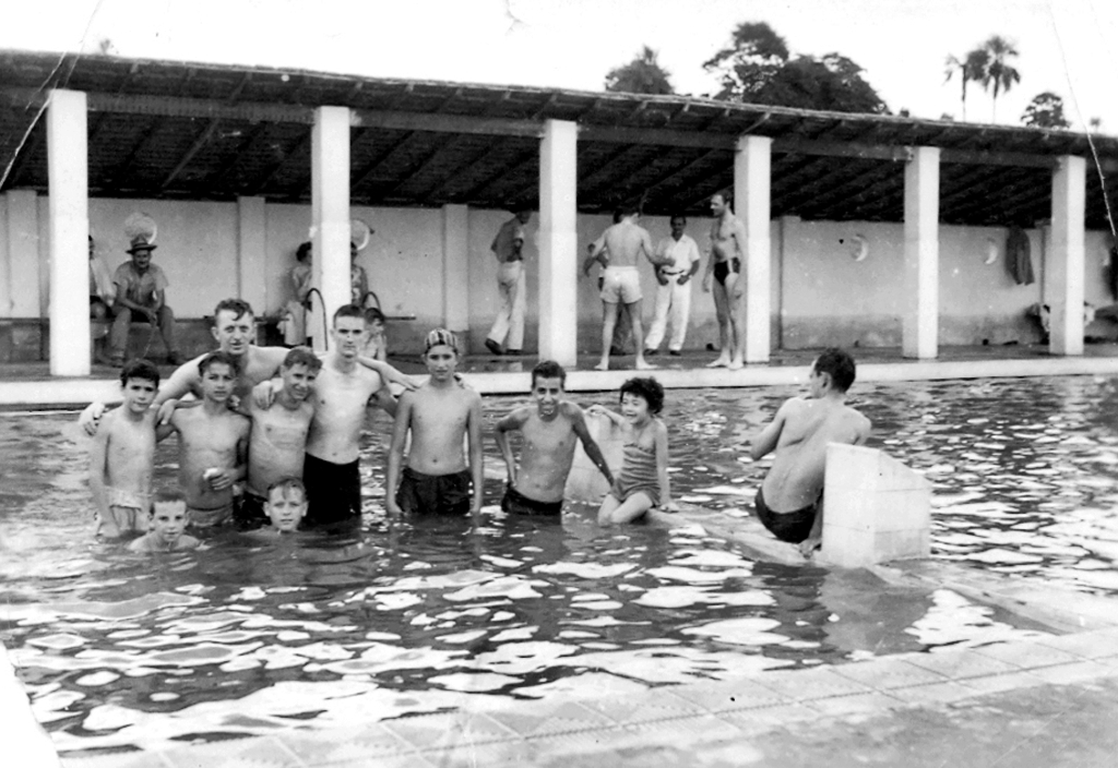 Esta foto é do dia 28 de fevereiro de 1955. O pessoal combinou “um mergulho” na piscina, então recém construída, no sítio de Valdevir Guena. Era uma novidade na época. Veja quem aparece na foto, conferindo da esquerda para a direita: José Dutra, Wilson (do Foto), Ormezindo, Milton Flait (agachado na água) Aguinaldo (Canda) Mauro Andalécio, Dagoberto Mira Alves, Mari Sato, e Nelcides de Oliveira (de costa). A foto pertence ao arquivo pessoal do nosso colaborador Dagoberto José Mira Alves (Dago).